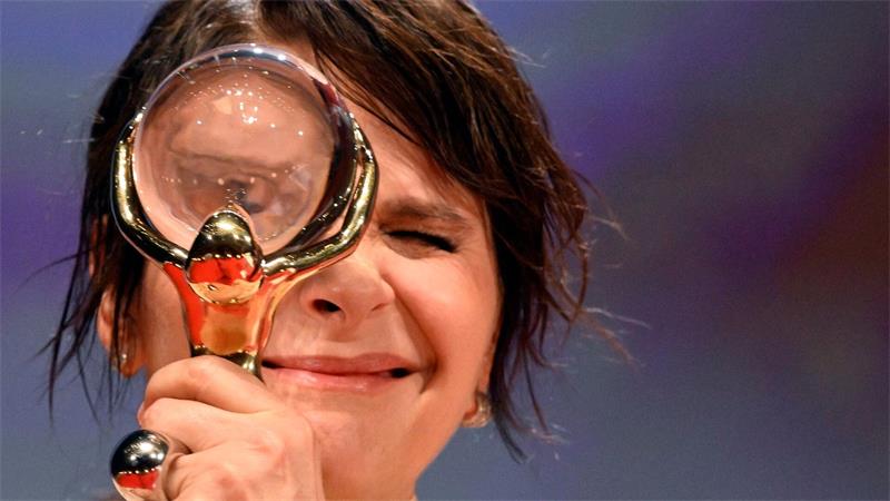 Die französische Schauspielerin Juliette Binoche erhielt einen Kristallglobus für ihr Lebenswerk.