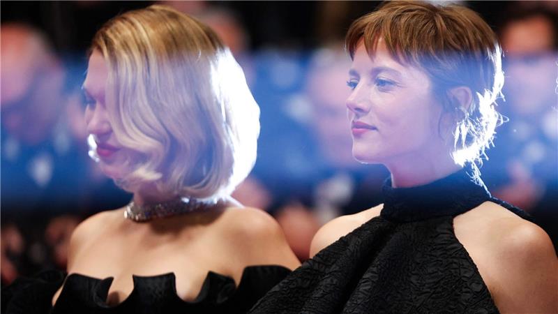 Die französische Schauspielerin Lea Seydoux (l) und die deutsche Schauspielerin Jella Haase kommen zur Vorführung des Films „Gentle Monster“ bei der 79. Ausgabe der Filmfestspiele von Cannes.