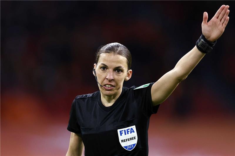 Unterm Brennglas: Die Rolle der Frau bei der WM in Katar Die französische Schiedsrichterin Stephanie Frappart wird als erste Frau ein WM-Spiel der Männer pfeifen.