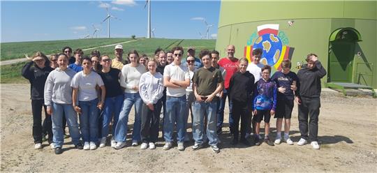 Die französischen und deutschen Jugendlichen sowie ihre Betreuer stellen sich am Windpark Druiberg zum Erinnerungsfoto auf. Foto: Privat