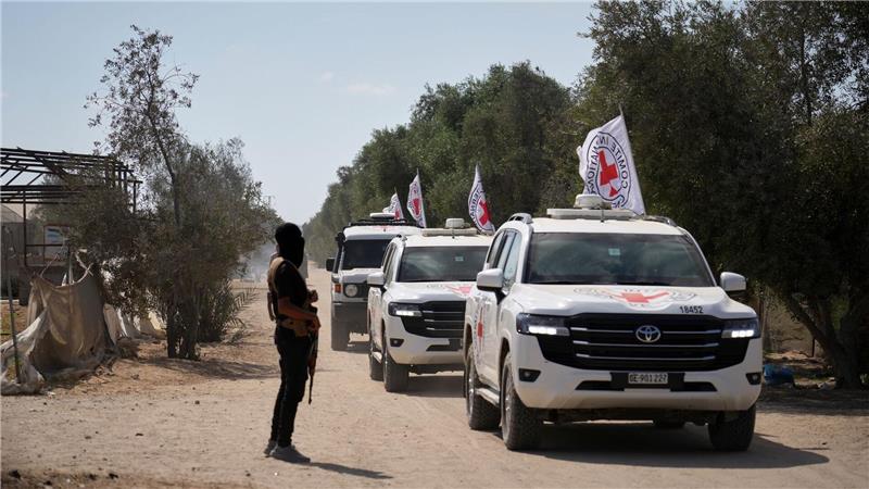 Bilder des Tages Die freigelassenen Geiseln sind unterwegs zur israelischen Grenze.