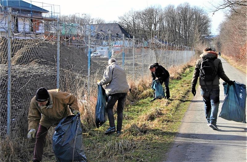 Die freiwilligen Helfer sammeln Müll am Görgweg. Foto: Hohaus