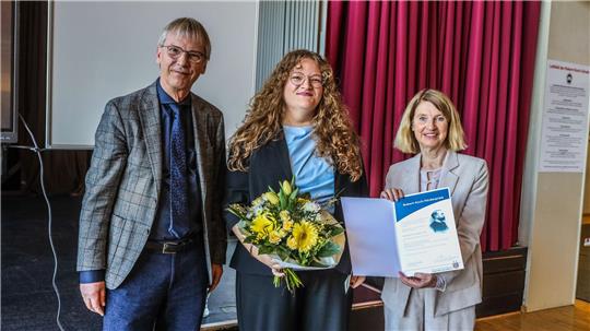 Laudator Hans-Georg Kräusslich, Förderpreisträgerin Frauke Mücksch und Bürgermeisterin Petra Emmerich-Kopatsch.