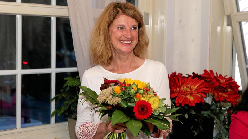 Die frisch gewählte Bürgermeisterin Petra Emmerich-Kopatsch feiert freudestrahlend im September 2021 mit einem bunten Blumenstrauß in der Hand ihren Wahlsieg. 2026 wird sie nicht mehr kandidieren.