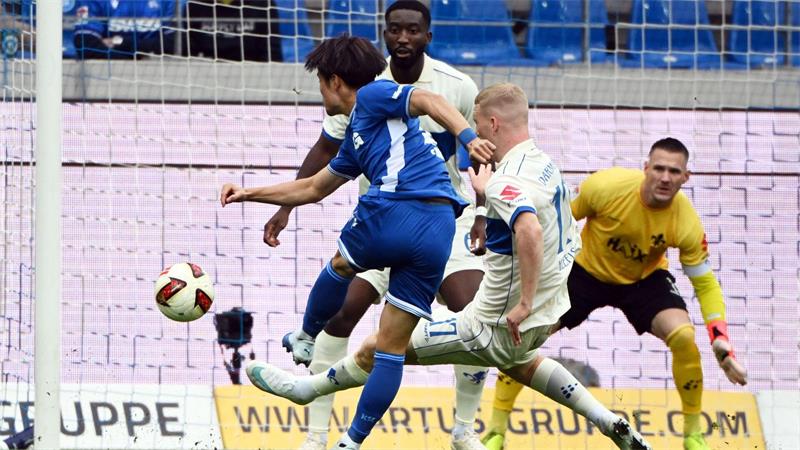 Die frühe Führung: Shio Fukuda trifft zum 1:0 für den KSC.