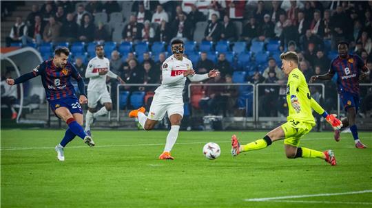 Die frühe Führung für Basel: Albian Ajeti (l.) trifft durch die Beine von Alexander Nübel.