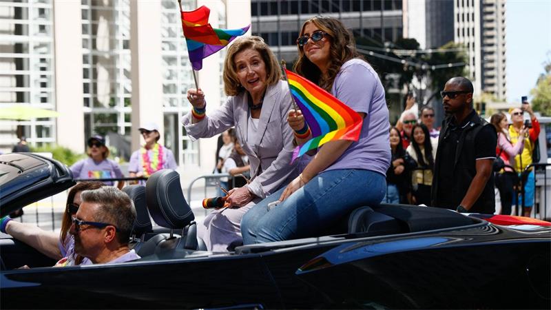 Zehntausende bei Pride-Paraden in New York und San Francisco Die frühere Anführerin im US-Repräsentantenhaus Nancy Pelosi ist beim Umzug in San Francisco dabei.