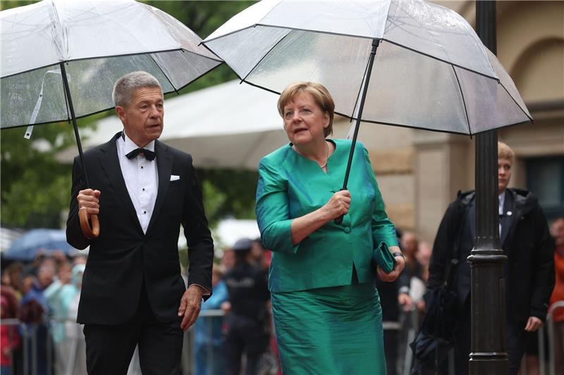 Bayreuther Festspiele mit Blitz und Donner eröffnet Die frühere Bundeskanzlerin Angela Merkel ist bekennende Liebhaberin von Wagners Musik. Sie kommt in Begleitung ihres Ehemannes Joachim Sauer zur Eröffnung.