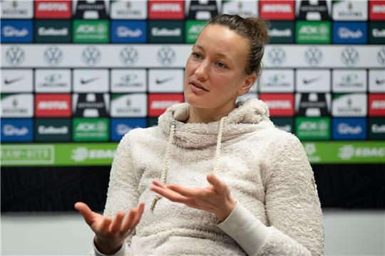 Die frühere Fußball-Nationaltorhüterin Almuth Schult sieht noch keinen Wachwechsel zum FC Bayern München.