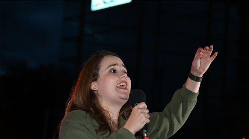 Merz wegen „Stadtbild“-Äußerung weiter unter Druck Die frühere Grünen-Vorsitzende Ricarda Lang demonstrierte ebenfalls vor der CDU-Zentrale.