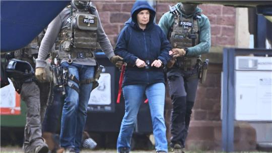 Die frühere RAF-Terroristin Daniela Klette wird in Celle zu einem Hubschrauber geführt.