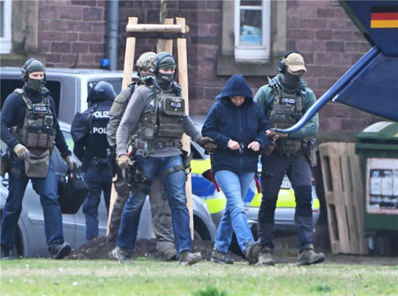 Die frühere RAF-Terroristin Daniela Klette wird nach einem Haftprüfungstermin beim Bundesgerichtshof von Polizisten zu einem Hubschrauber geführt.
