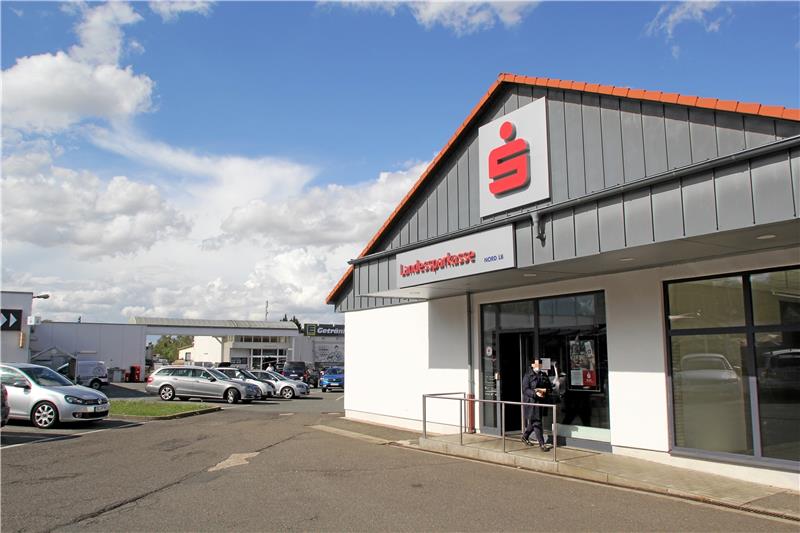 Die frühere Sparkassenfiliale – heute SB-Center – in der Harlingeröder Klagesstraße soll noch in diesem Jahr durch einen SB-Pavillon ersetzt werden. Dorthin ziehen dann auch die Geldautomaten um. Foto: GZ-Archiv