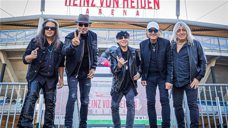 Die fünf Bandmitglieder sind Bassist Pawel Maciwoda, Gitarrist Rudolf Schenker, Sänger Klaus Meine, Gitarrist Matthias Jabs, und Schlagzeuger Mikkey Dee, der früher bei Motörhead trommelte. (Archivbild) 