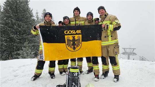 Die fünf Feuerwehrleute aus Goslar haben es geschafft und die Schanzenanlage in Oberhof beim X-Mas-Stairrun bezwungen.
