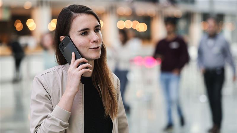 Die für KI zuständige Telekom-Mitarbeiterin Lena Drubel führt bei einer Testvorführung des KI-Assistenten ein Handytelefonat.