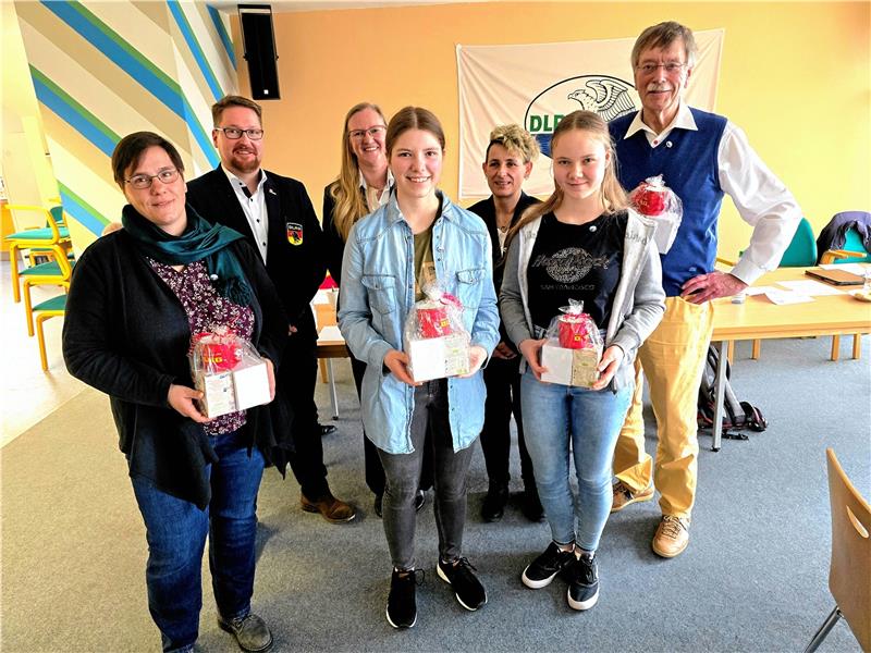 Die für langjährige Mitgliedschaften Geehrten (vorne, v.l.) Wiebke Otto (10 Jahre), Letizia Wächter (10), Julia Warstat (10) und Lutzpeter Rittmeyer (60). Dahinter Mirco Schindler (Bezirksverband), Nicole Stümmel (2. Vorsitzende) und Silvia Hoheisel (Vorsitzende). Foto: Weiss