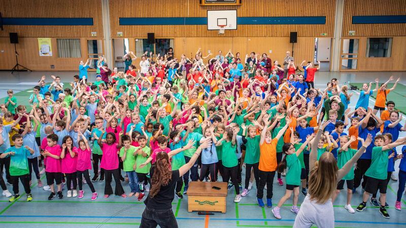 Projekt bringt 263 Kinder der Goslarer Goetheschule in Bewegung Die ganze Goetheschule tanzt und zeigt Eltern und Geschwistern in der Sporthalle Wachtelpforte, wie das aussehen kann. Foto: Schenk