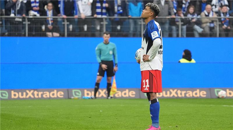 Wolfsburg atmet auf: Niederlagenserie endet beim HSV Die ganze Konzentration nutzte nichts: HSV-Stürmer Ransford Königsdörffer verschoss den Foulelfmeter.