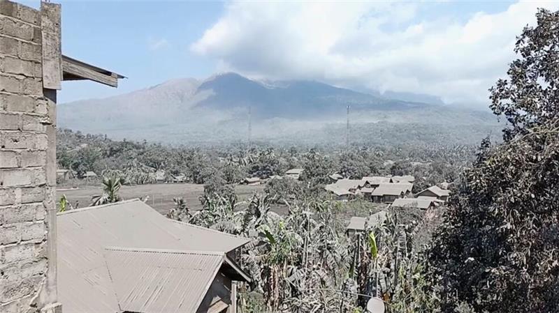 Vulkan Lewotobi Laki-Laki in Indonesien kommt nicht zur Ruhe Die ganze Umgebung ist seit Tagen von einer dicken Ascheschicht bedeckt.