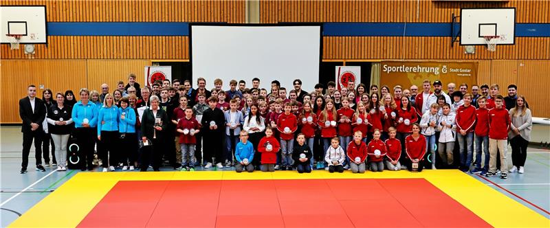 Ein verspäteter Salto und barfuß am Mikro Die geballte Macht des Goslarer Sports: Alle Geehrten stellen sich zum obligatorischen Gruppenbild, diesmal in der Halle an der Wachtelpforte. Fotos: Epping