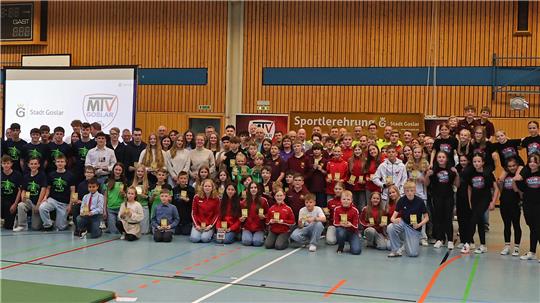 Die geballte Macht des Goslarer Sports stellt sich zum traditionellen Gruppenbild in der Halle an der Wachtelpforte auf.