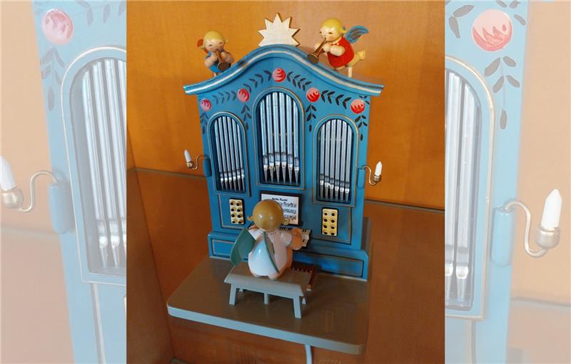 Die gebürtige Clausthalerin Petra Richter ist stolze Besitzerin einer Orgel der Grünhainichener Engel – Holzfiguren aus dem Erzgebirge. Foto: Privat