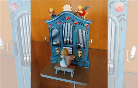 Die gebürtige Clausthalerin Petra Richter ist stolze Besitzerin einer Orgel der Grünhainichener Engel – Holzfiguren aus dem Erzgebirge. Foto: Privat