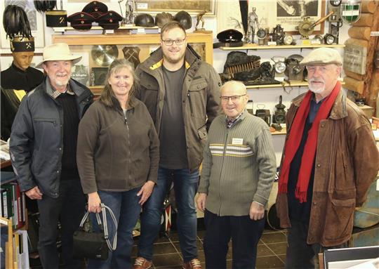 Die gebürtigen Australier Bryan und Neroli Winter (geb. Hartmann – links im Bild) mit Dolmetscher Fabian Hartkopf, Ortsheimatpfleger Werner Wenke und Heinz-Dieter Brandt vom geschichtlichen Arbeitskreis Othfresen (re.). Fotos: Andrea Leifeld