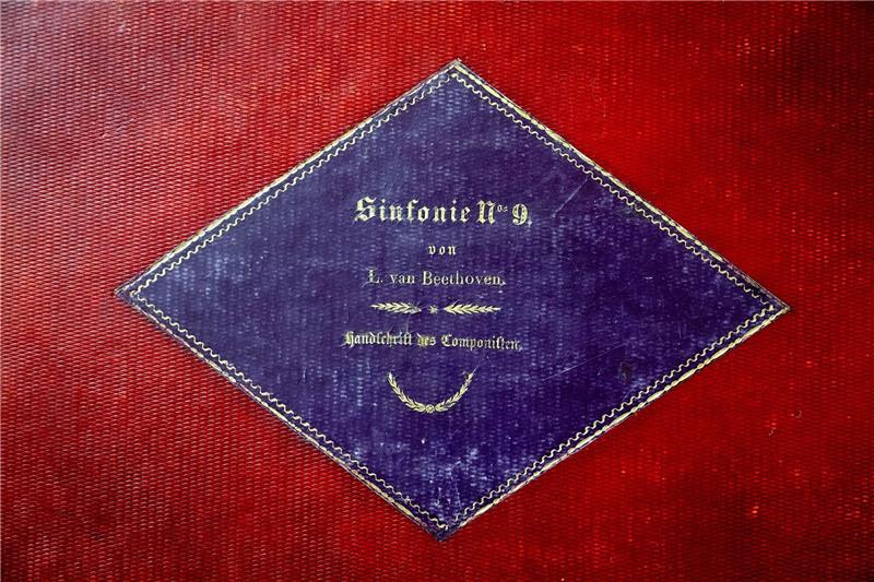 200 Jahre Beethovens 9. Sinfonie Die gebundene Handschrift der Sinfonie Nr. 9 von Ludwig van Beethoven liegt in der Staatsbibliothek Unter den Linden in Berlin.