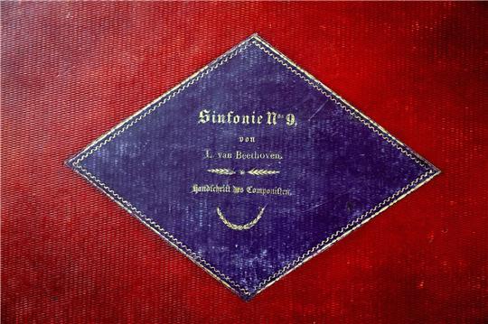 Die gebundene Handschrift der Sinfonie Nr. 9 von Ludwig van Beethoven liegt in der Staatsbibliothek Unter den Linden in Berlin.