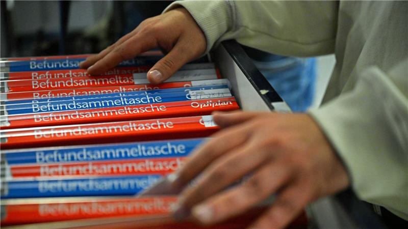 100 Prozent Pflege im Krankenhaus? „Das geht einfach nicht“ Die gedruckten Dokumentenstapel werden kleiner.