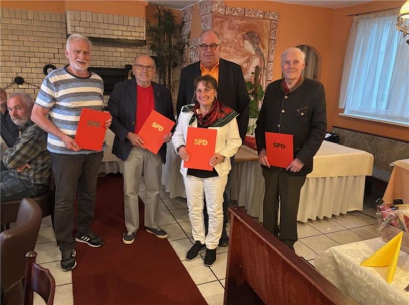 Schladener Sozialdemokraten gehen gemeinsamen Weg Die geehrten SPD-Mitglieder stellen sich mit Michael Hausmann (Hintergrund) zum Erinnerungsfoto auf: (v.l.) Siegried Wendt, Heinz-Jürgen Wiechens, Monika Wendt und Jürgen Eggert.