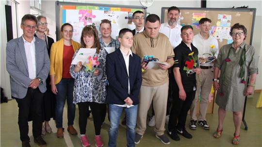 Die geladenen Gäste, Schulleiterin Miriam Albers und die Entlassungsschüler.
