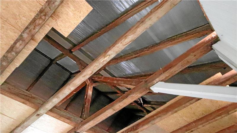 Die geöffnete Saaldecke ermöglicht einen Blick auf die marode Dachkonstruktion des Franz-Tasler-Hauses.