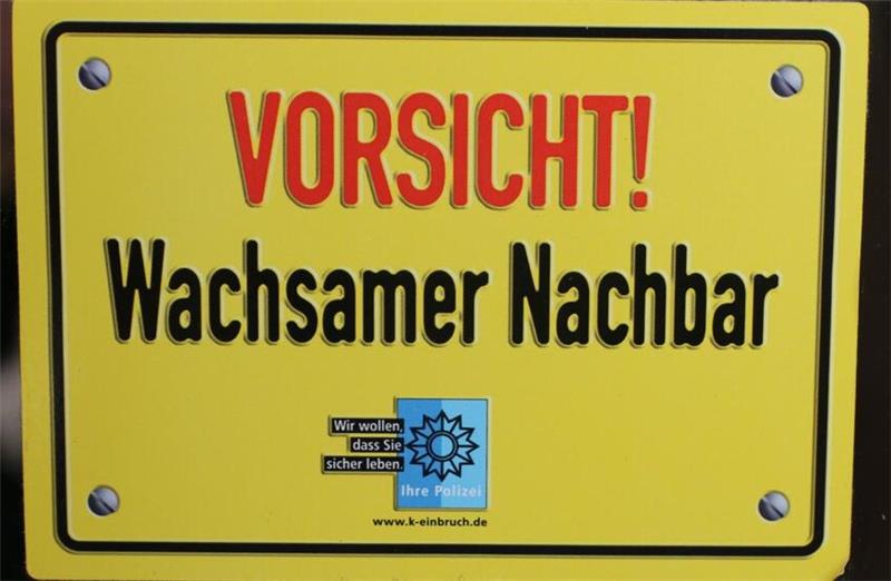 Die geschädigten Grundstückseigentümer hatten vom Unfall nichts bemerkt. Die Nachbarn nahmen die Verfolgung des flüchtigen Verursachers auf.