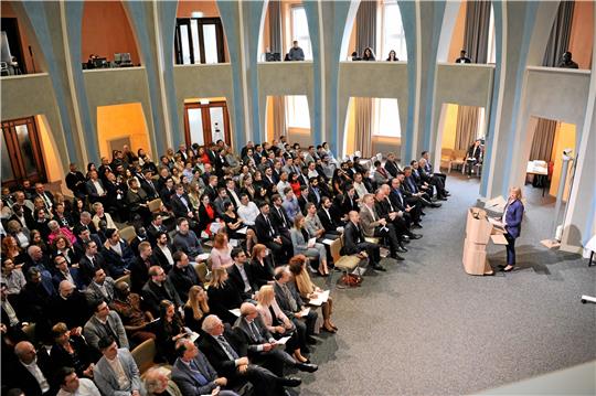 Die geschäftsführende Präsidentin der TU Clausthal, Prof. Heike Schenk-Mathes, würdigt die Leistungen der Absolventinnen und Absolventen. Foto: Ernst/TU Clausthal
