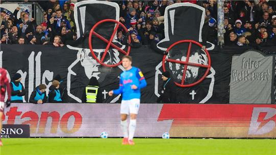 Die geschmacklosen Fanplakate könnten wir Holstein Kiel noch Konsequenzen haben.