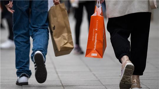 Die gestiegenen Preise sorgen dafür, dass viele Konsumenten sparen und weniger einkaufen.