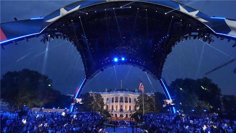 Blutige Käfigkämpfe vor Weißem Haus an Trumps 80. Geburtstag Die gewaltige Kuppelkonstruktion namens „The Claw“ (die Kralle) lässt sogar das Weiße Haus klein wirken.