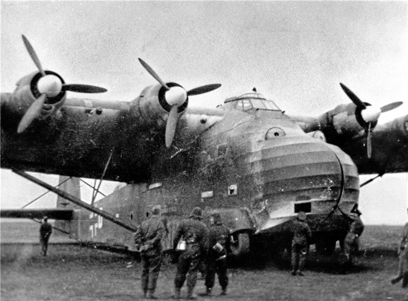 Geschichte des Fliegerhorstes soll Platz bekommen Die gewaltige Messerschmidt Me 323 „Gigant“ landet im Oktober 1943 auf dem Fliegerhorst. Archivfoto: Privat