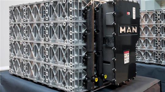 Die gewaltigen Akkupacks, die MAN in seinen Elektro-Lastwagen verbauen will, könnten künfitg auch in Salzgitter entstehen.