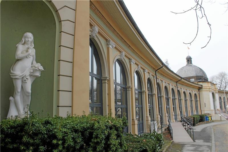 Die gewölbte Krümmung der symmetrisch angelegten Wandelhalle fasziniert Besucher ebenso wie die zahlreichen Details an der Fassade und im Inneren.  Fotos: Nachtweyh