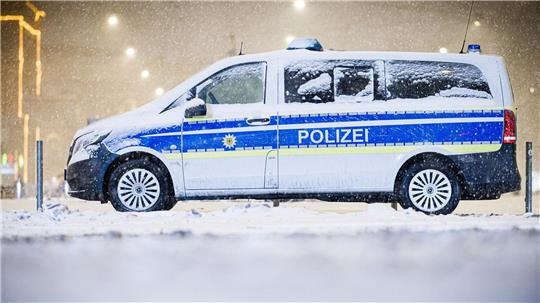 Die glatten Straßen beschäftigen die Polizei. In Hannover steht ein Einsatzwagen im Schneefall nahe des Hauptbahnhofs.