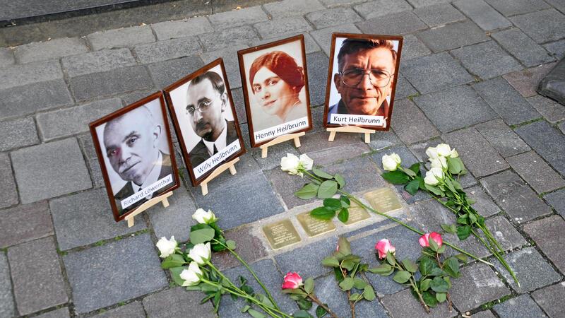 Die goldfarbenen Stolpersteine erinnern an Opfer der nationalsozialistischen Gewaltherrschaft.