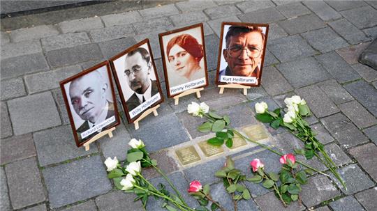 Die goldfarbenen Stolpersteine erinnern an Opfer der nationalsozialistischen Gewaltherrschaft.