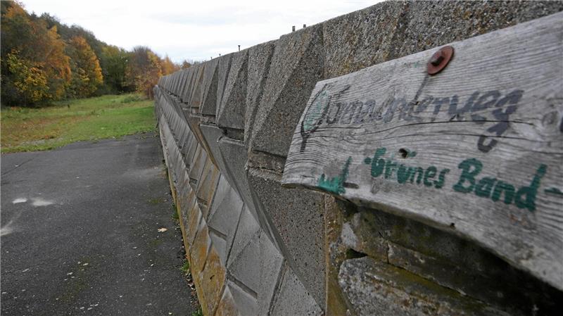 Die graue Seite geht ins Grüne Band über: Wenn in Stapelburg die Schmucksteinmauer, ein Grenzrelikt, endet, beginnt die Natur.