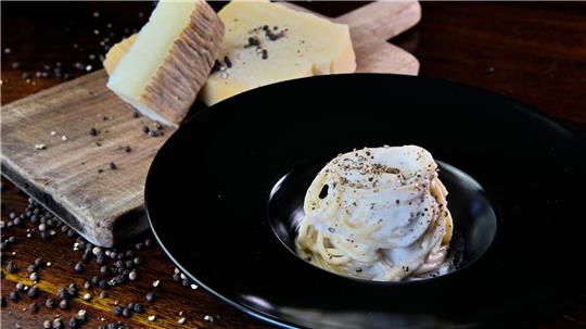 Die größte Hürde bei der Zubereitung des Pastagerichts Cacio e Pepe ist das Verklumpen des Käses. Ein Forschungsteam hat nun eine Methode entwickelt, um das zu verhindern.