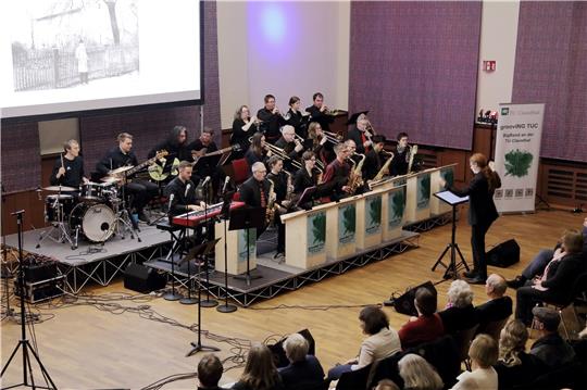 Die „groovING TUC Big Band“ unter dem Dirigat von Domenic Eggers ist musikalisch für den zweiten Konzert-Teil zuständig. Foto: Weber
