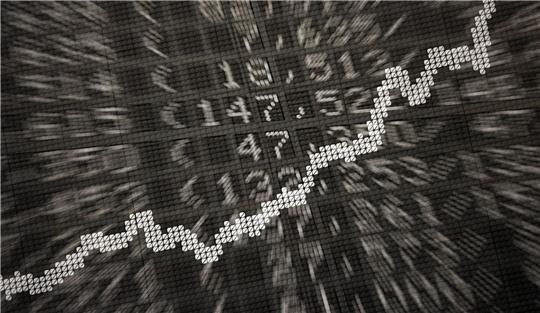 Die große Anzeige in der Börse zeigt die Dax-Kurve und verschiedene Börsenkurse: ETFs werden börsentäglich gehandelt.